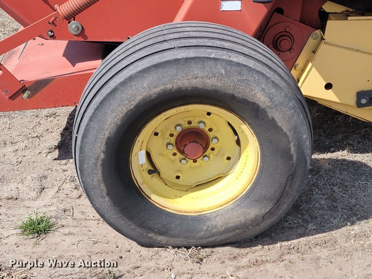 image for item LV9525 1997 New Holland 664  round baler