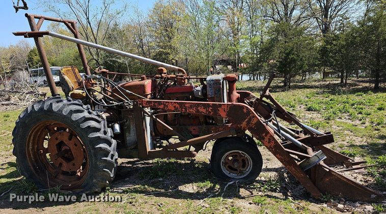 image for item MC9009 International M  tractor