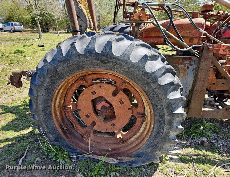 image for item MC9009 International M  tractor