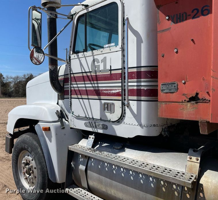 image for item MS9576 1995 Freightliner FLD120  manure spreader truck