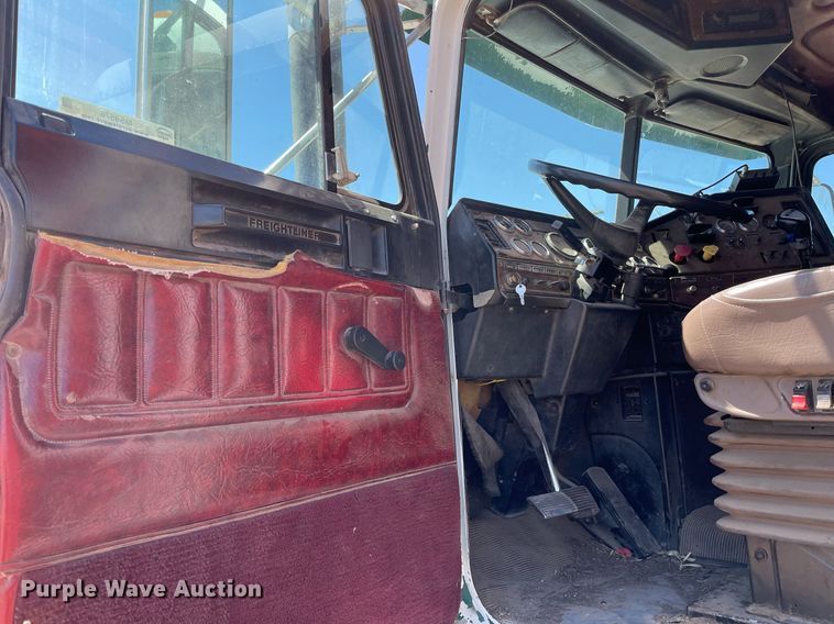 image for item MS9576 1995 Freightliner FLD120  manure spreader truck