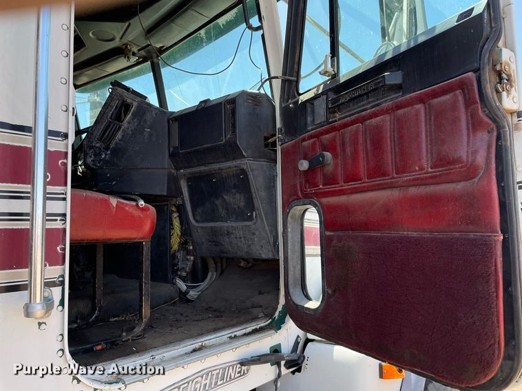 image for item MS9576 1995 Freightliner FLD120  manure spreader truck