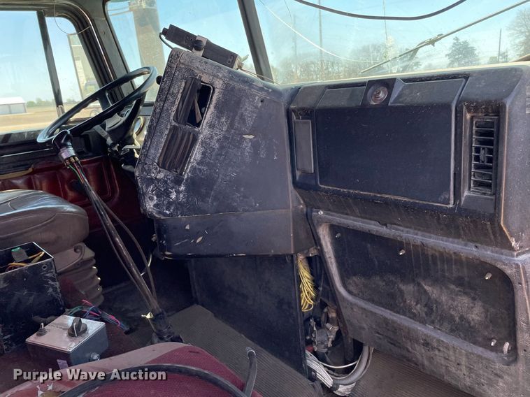 image for item MS9576 1995 Freightliner FLD120  manure spreader truck