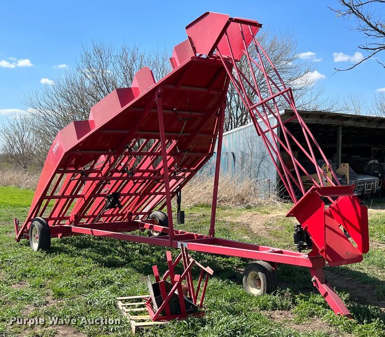 image for item MY9718 Kuhn  bale accumulator
