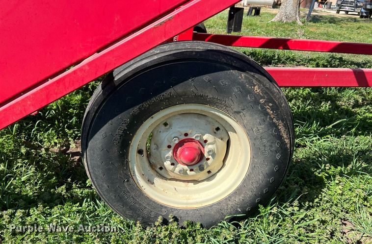 image for item MY9718 Kuhn  bale accumulator