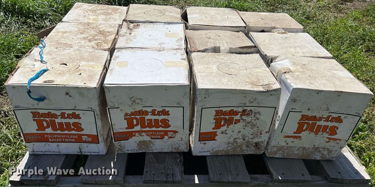 image for item MY9725 Hesston 4570  small square baler