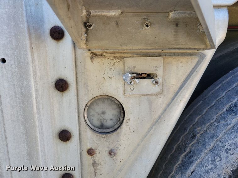 image for item DK5224 2004 Wilson PSDCL-411P  livestock trailer