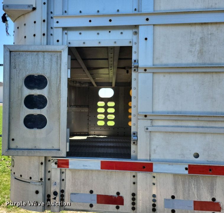 image for item DK5224 2004 Wilson PSDCL-411P  livestock trailer