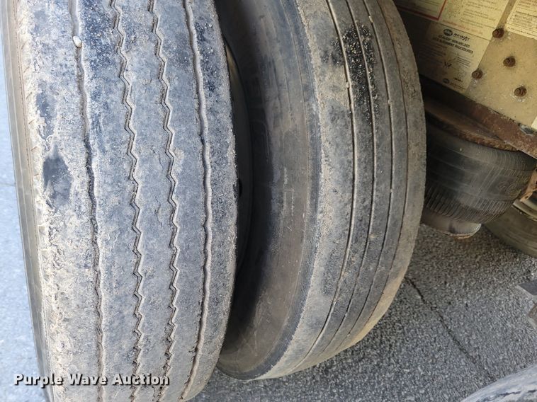 image for item DK5224 2004 Wilson PSDCL-411P  livestock trailer