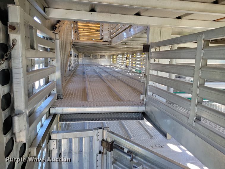 image for item DK5225 2004 Wilson PSDCL-411P  livestock trailer