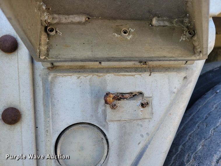 image for item DK5225 2004 Wilson PSDCL-411P  livestock trailer