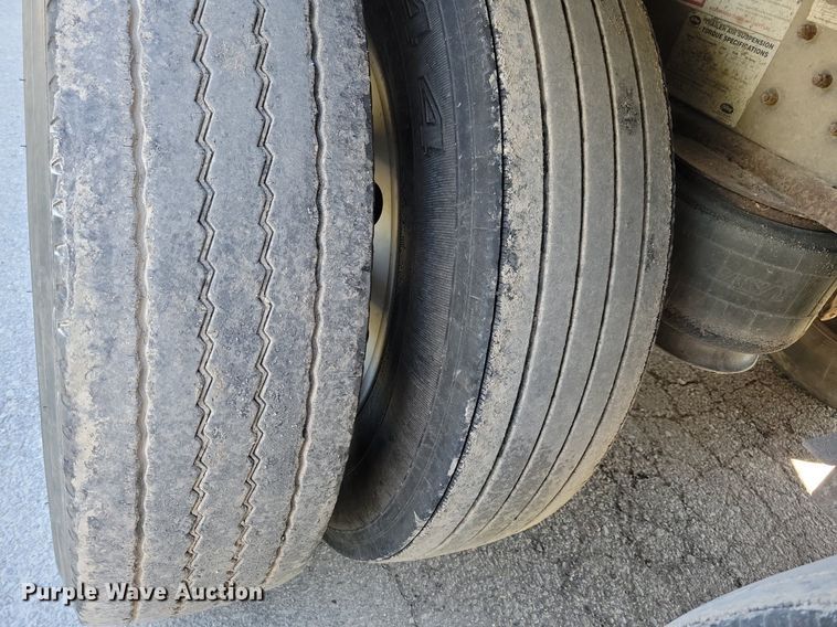 image for item DK5225 2004 Wilson PSDCL-411P  livestock trailer