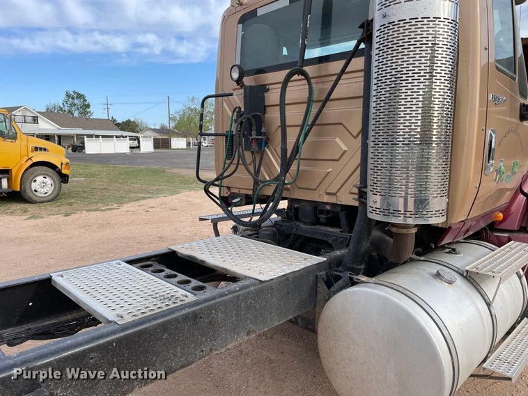 image for item DN4587 2011 International ProStar Plus 122  semi truck