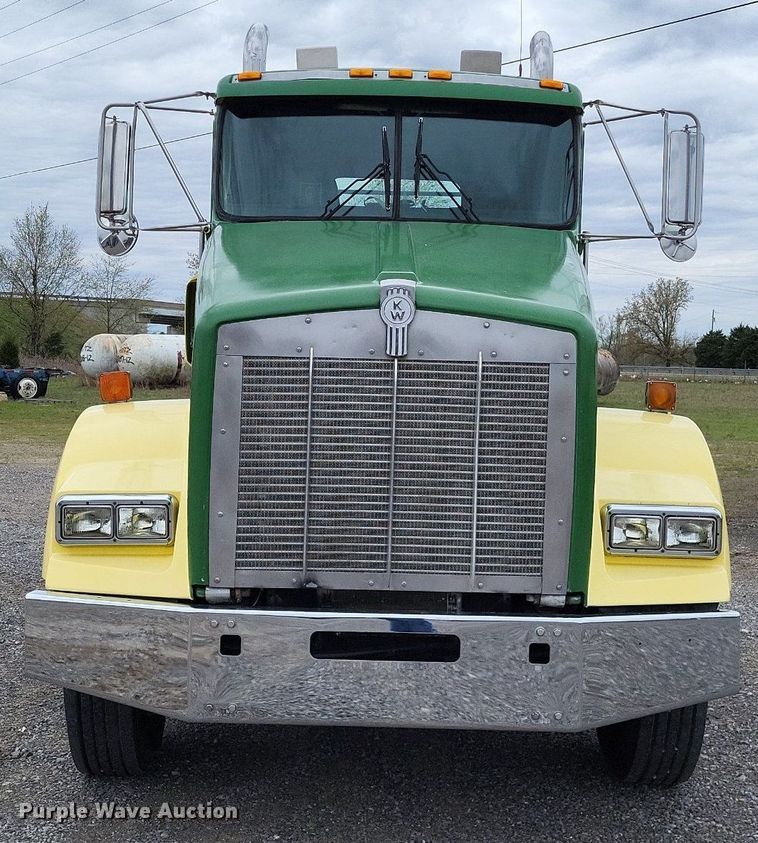 image for item DO3643 1998 Kenworth T800  semi truck
