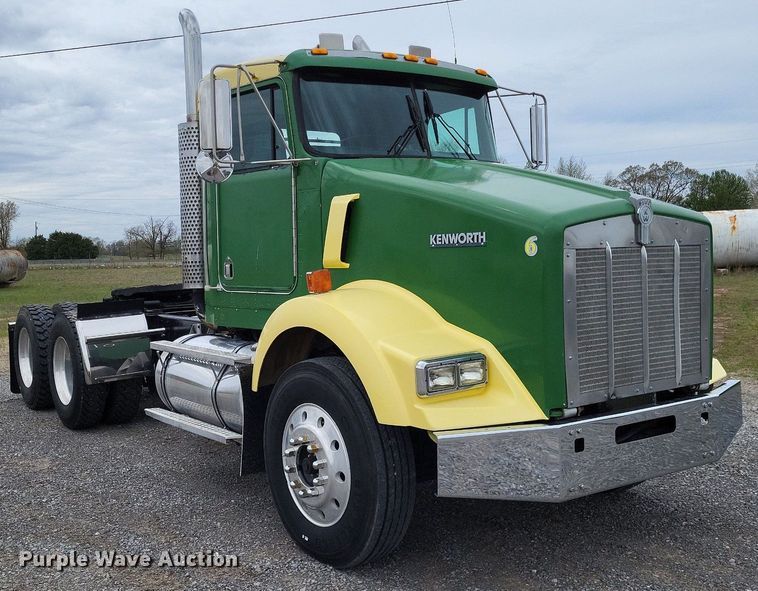 image for item DO3643 1998 Kenworth T800  semi truck