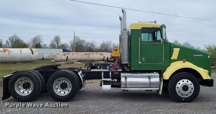 image for item DO3643 1998 Kenworth T800  semi truck