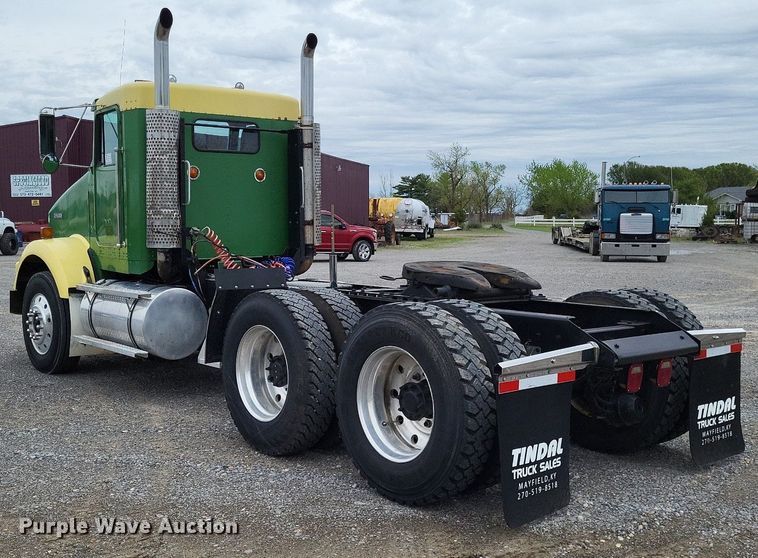 image for item DO3643 1998 Kenworth T800  semi truck