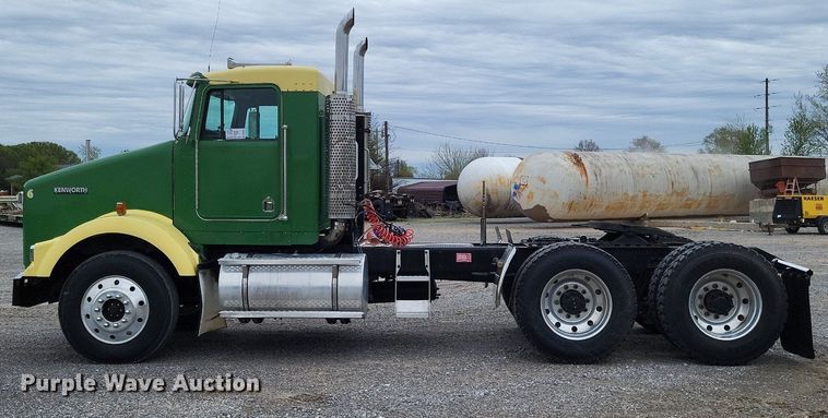 image for item DO3643 1998 Kenworth T800  semi truck