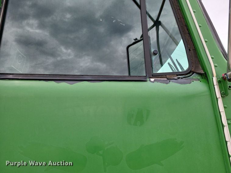 image for item DO3643 1998 Kenworth T800  semi truck