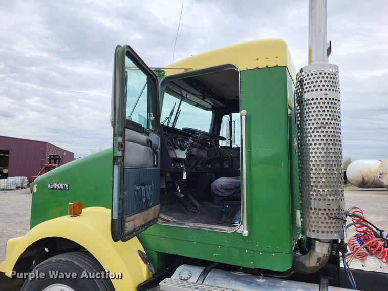 image for item DO3643 1998 Kenworth T800  semi truck