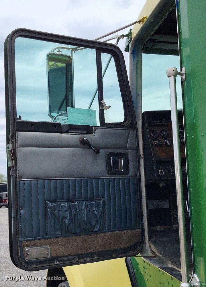 image for item DO3643 1998 Kenworth T800  semi truck