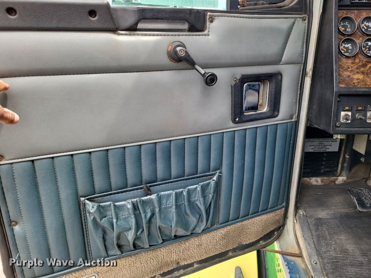 image for item DO3643 1998 Kenworth T800  semi truck