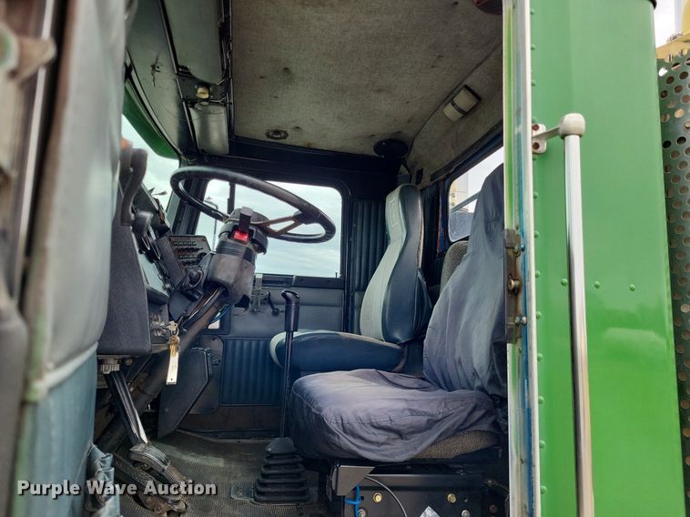 image for item DO3643 1998 Kenworth T800  semi truck