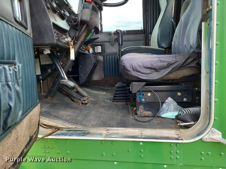 image for item DO3643 1998 Kenworth T800  semi truck