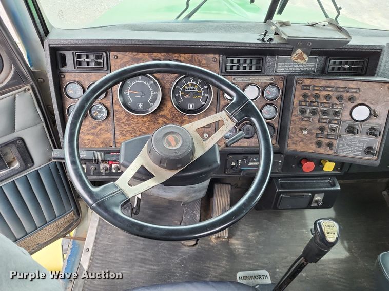 image for item DO3643 1998 Kenworth T800  semi truck