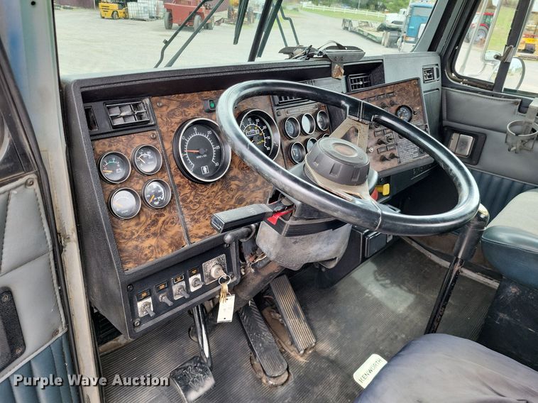 image for item DO3643 1998 Kenworth T800  semi truck