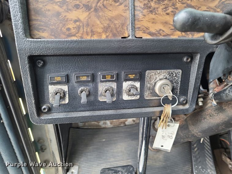 image for item DO3643 1998 Kenworth T800  semi truck