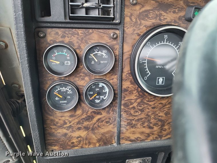 image for item DO3643 1998 Kenworth T800  semi truck