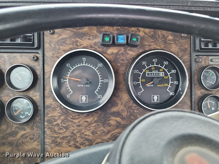 image for item DO3643 1998 Kenworth T800  semi truck