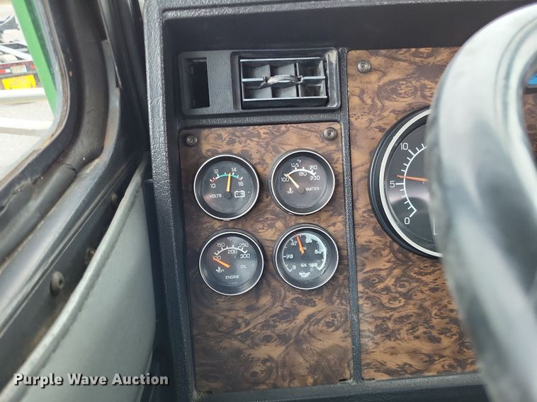 image for item DO3643 1998 Kenworth T800  semi truck