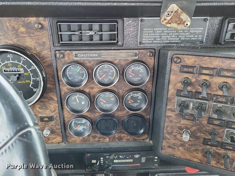 image for item DO3643 1998 Kenworth T800  semi truck