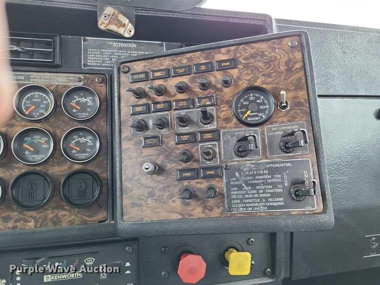 image for item DO3643 1998 Kenworth T800  semi truck