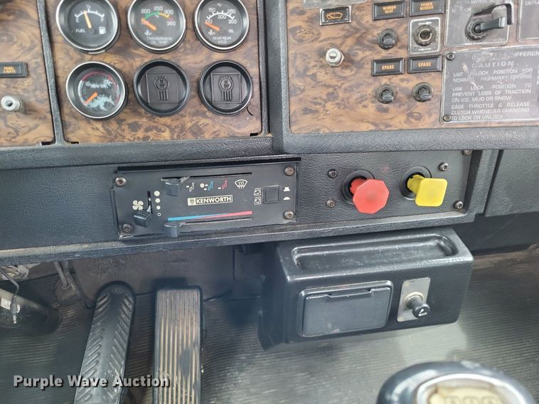 image for item DO3643 1998 Kenworth T800  semi truck