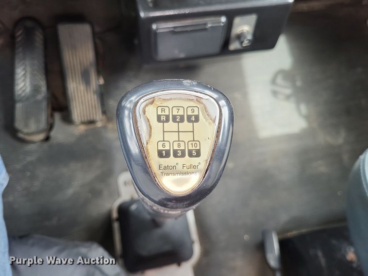 image for item DO3643 1998 Kenworth T800  semi truck