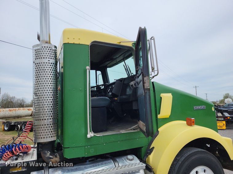 image for item DO3643 1998 Kenworth T800  semi truck
