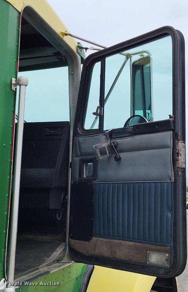 image for item DO3643 1998 Kenworth T800  semi truck