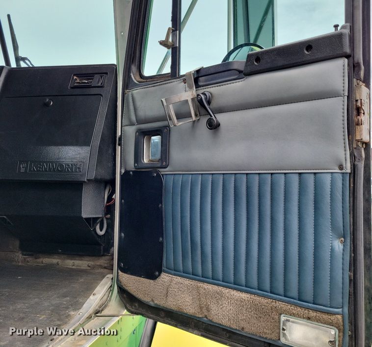 image for item DO3643 1998 Kenworth T800  semi truck