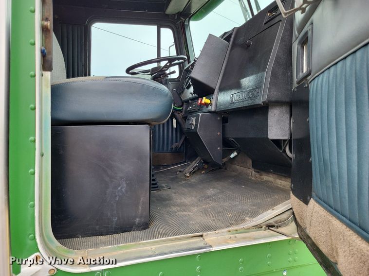 image for item DO3643 1998 Kenworth T800  semi truck