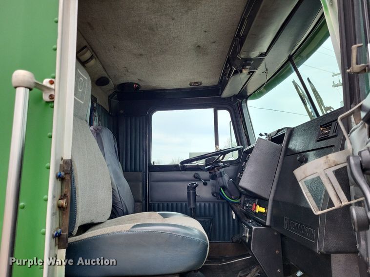 image for item DO3643 1998 Kenworth T800  semi truck