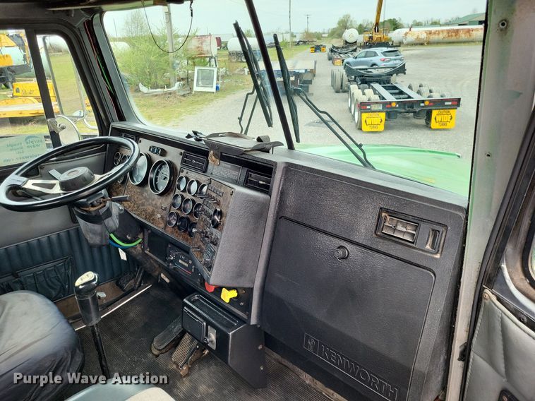 image for item DO3643 1998 Kenworth T800  semi truck
