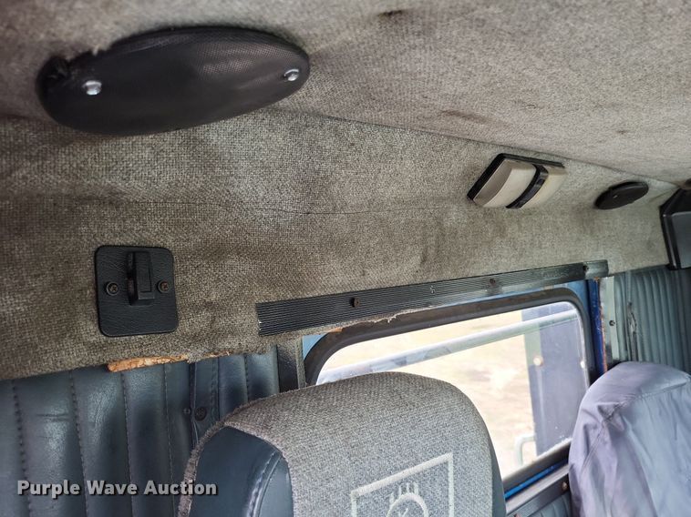 image for item DO3643 1998 Kenworth T800  semi truck