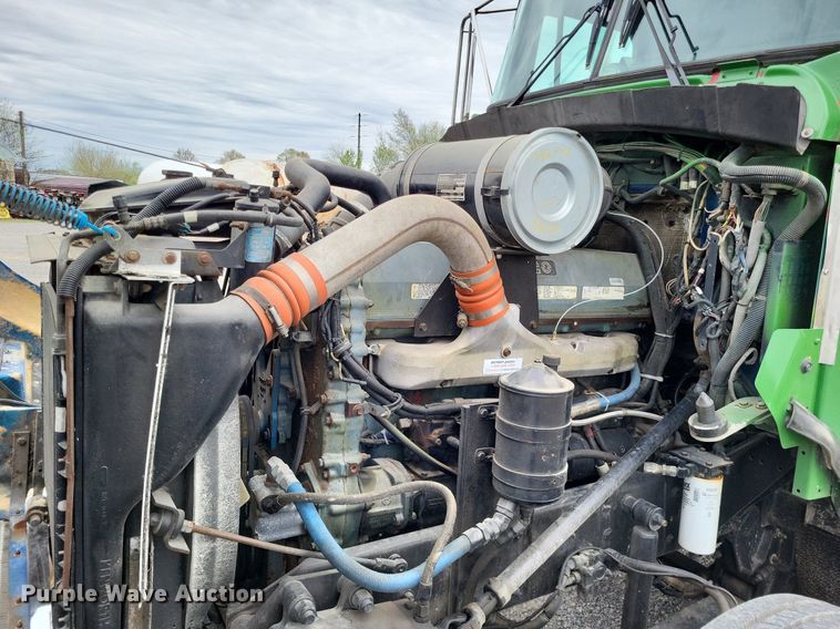 image for item DO3643 1998 Kenworth T800  semi truck