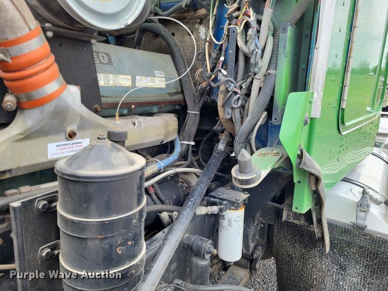 image for item DO3643 1998 Kenworth T800  semi truck