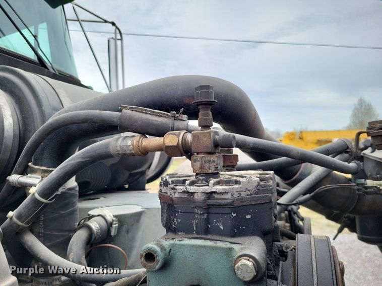 image for item DO3643 1998 Kenworth T800  semi truck