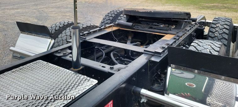 image for item DO3643 1998 Kenworth T800  semi truck