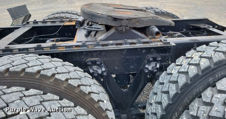 image for item DO3643 1998 Kenworth T800  semi truck